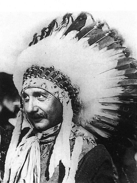 Альберт Эйнштейн в головном уборе индейца